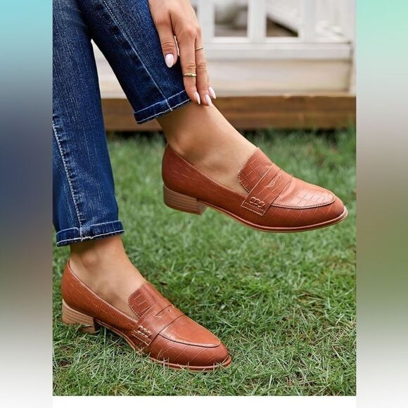 Elegant Brown Loafers for Women - Picture 1 of 7